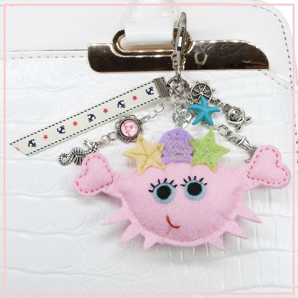 Cori_Paris's tweet photo. Get a little ocean friend on your favorite handbag. 🦀 This little smiley pink crab princess is available in my shop @coriparis.com and in my Etsy shop.⁠
#giftsformom #mothergift #mommygifts #newmomgifts #coriparis https://t.co/etmuaSTyV0