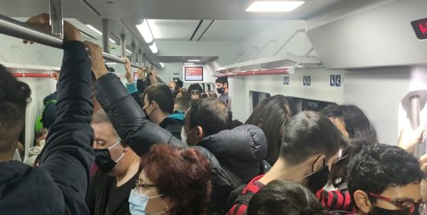 zed16's tweet photo. Me cuesta muchísimo procesar el discurso (o ausencia del mismo) que justifique estas tres imágenes. A ver si asumimos de una vez que LOS CINES SON UN LUGAR SEGURO @SadeCines @EzaeElkartea https://t.co/MXiiTHESqQ