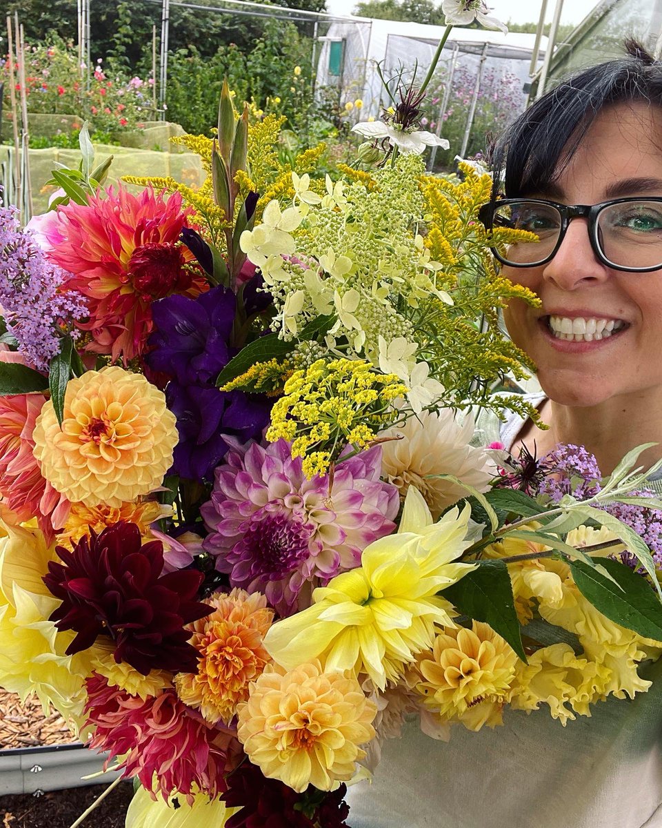 Go big or go home right?! 🌸🌼🌺🌻🌱😍🤩🥳🙌🏻💪🏻👩🏻‍🌾💯
#gardening #flowers #flowersmakepeoplehappy #cutflowers #allotmentlife