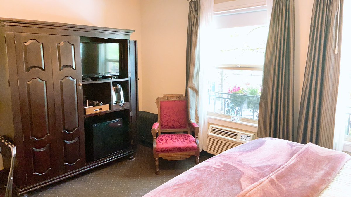 CamasHotel's tweet photo. This en-suite room overlooks the beauty of 4th Avenue in #DowntownCamas

Book your reservation today at https://t.co/Nvp0d2gW5A https://t.co/pIbfSMeZDW