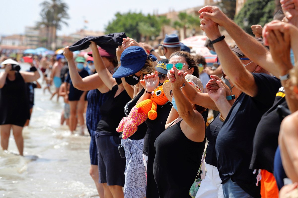 el_pais's tweet photo. Unas 70.000 personas se han reunido para realizar una cadena humana rodeando los 73 kilómetros de costa del Mar Menor en señal de protesta por el desastre medioambiental https://t.co/6syzViTYDt

📷  Juan Carlos Caval / EFE https://t.co/Qu0di81DcY