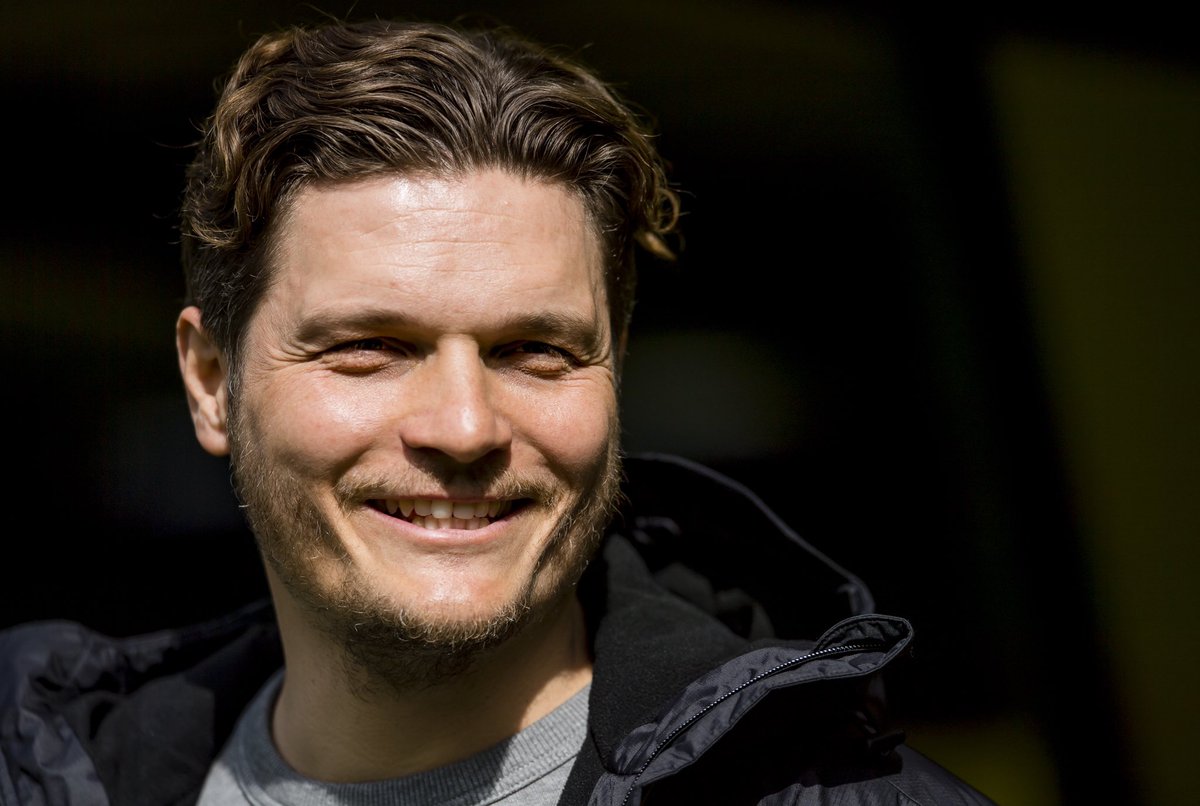 ThomasHennecke's tweet photo. Erster öffentlicher Auftritt seit dem Pokalsieg mit Borussia Dortmund: Edin Terzic (Foto) ist an diesem Sonntag zu Gast beim Zeltdachfestival in seiner Heimatstadt Menden.
Beginn: 19 Uhr
Restkarten: https://t.co/LLWHpJgNi9 https://t.co/ZJqUA1EBb3