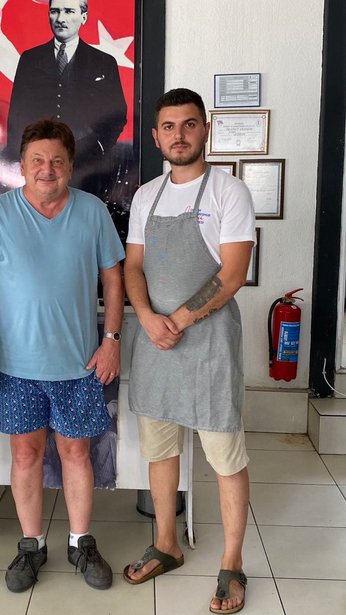 Hayatımın en gururlu günü duygusallıktan ne yazacağımı bilemiyorum.Çok teşekkür ederim çok onur gurur verici Afiyet olsun büyük ustam <a href="/vedatmilor/">Vedat Milor</a>