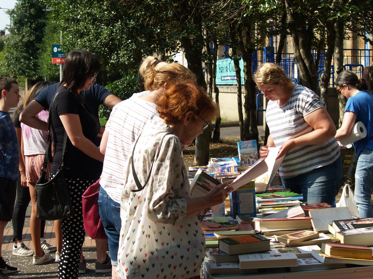 Malcolm4Linn's tweet image. Finally people in Cathcart can get free books at The Couper, but only thanks to @CouperSave and @SaveGlasgowLibs. About time we could get books again from our historic library!