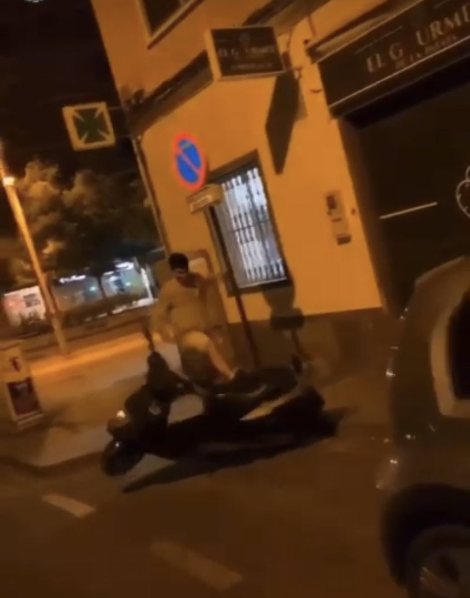Ayer tiraron esta moto negra en granada, compartir para que llegue al dueño y que me hable!