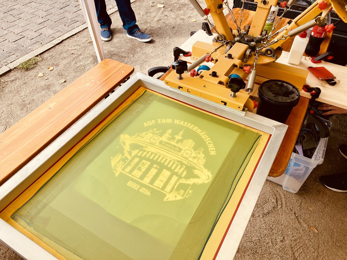 Linie_11's tweet photo. Aufbau erledigt. Bei uns am Kurfürstenplatz gibts limitierten Siebdruck zum Selbermachen. 
Der Erlös geht an die Obdachlosenhilfe. #tdw21

https://t.co/SresBK4vnK https://t.co/YIBNw8REjh