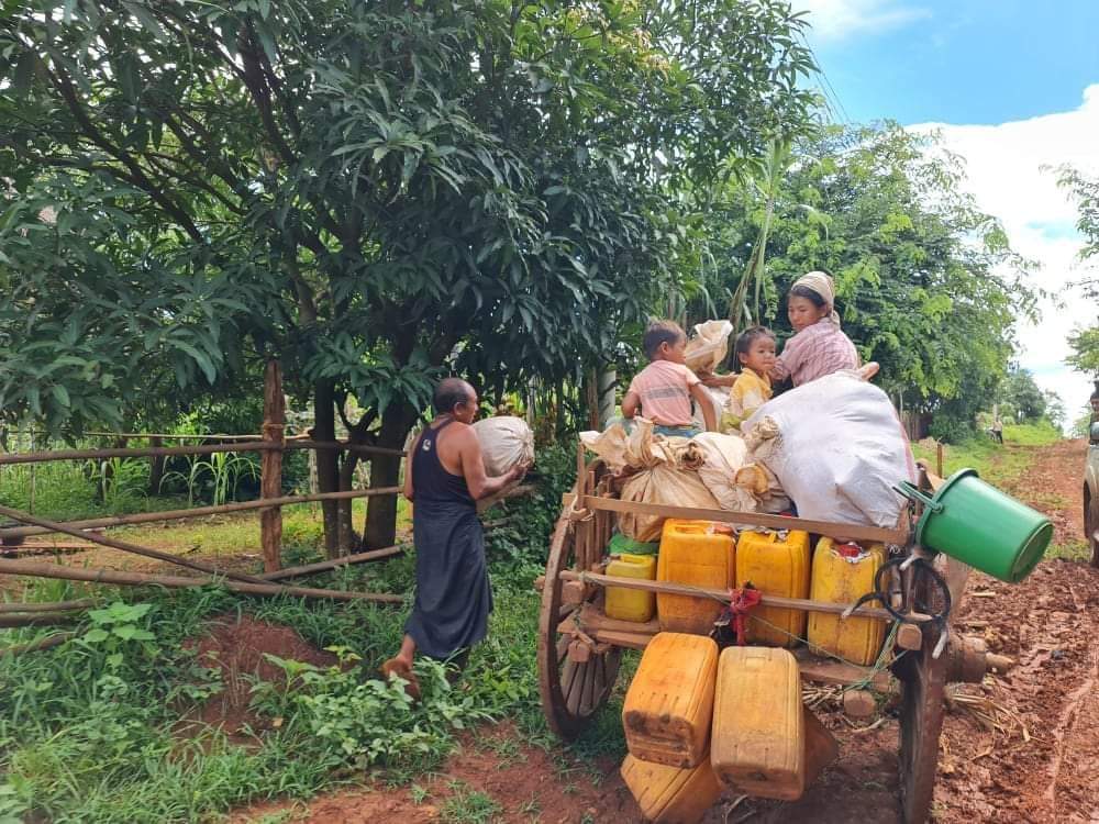 MyoNaingAung13's tweet photo. Residents from seven villages from eastern part of #Loilinlay, Shan-Kayah border, were forced to flee due to heavy artillery fire by #Loikaw-based #MyanmarMilitaryTerrorists.
#WhatsHappeningInMyanmar
#Aug28Coup
#AcceptNUG_RejectMilitary https://t.co/M4HZ3O4XI4