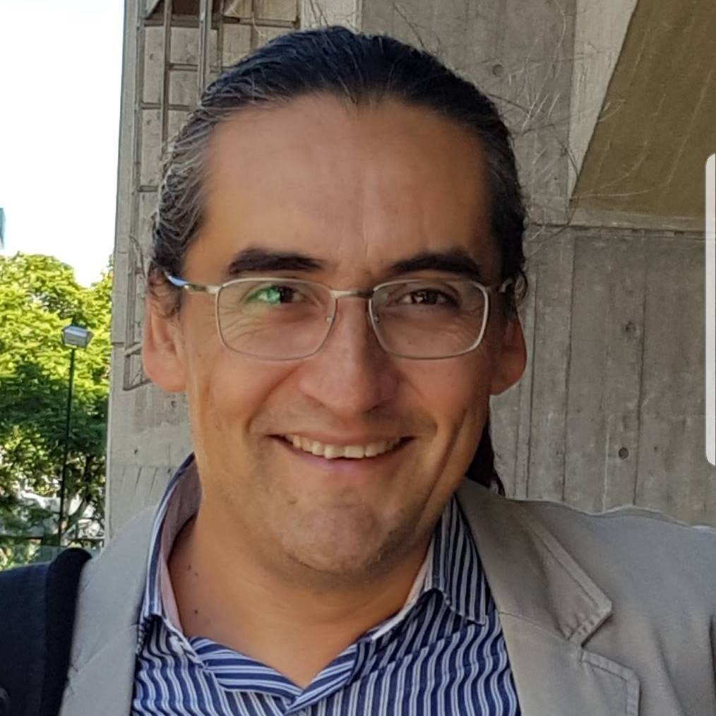 ORGULLO: El arquitecto <a href="/EliseoHuencho/">Eliseo Huencho</a> recibió el Premio Alfredo Johnson del <a href="/colegioarq/">Colegio de Arquitectos de Chile</a> por su aporte desde el sector público.

Él lleva dos décadas en la Dirección de Arquitectura e impulsó nuestras guías de diseño basadas en pueblos originarios. ¡Felicitaciones Eliseo!