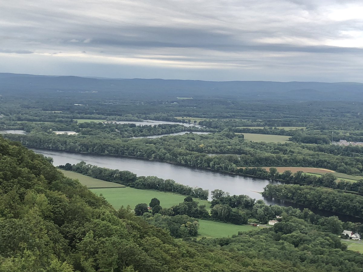 TracyZafian's tweet photo. Hiked to the #SummitHouse this am. I love living in such a beautiful place & it was great to step away from my computer & get outside. #WesternMass #HolyokeRange #protectedfarmland #fitnessforlife https://t.co/Y7wP7HNdWt