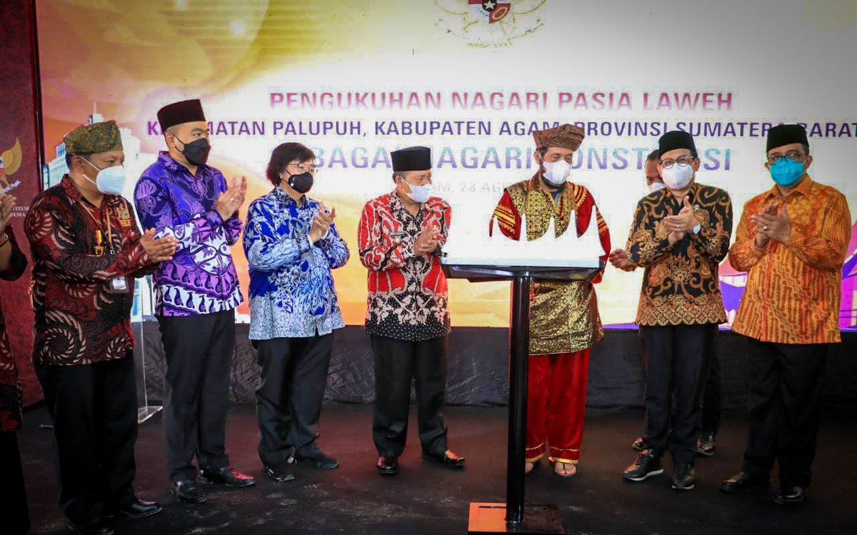 Nagari Konstitusi, hari ini Nagari Pasia Laweh, Kec. Palupuh, Kab. Agam, Sumatera Barat dinobatkan sebagai Nagari Konstitusi oleh Ketua Mahkamah Konstitusi Abwar Usman.