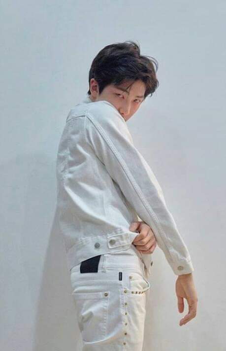 outrojkth's tweet photo. #RMIN: Born for this concept. https://t.co/ZCeMKW2zyU