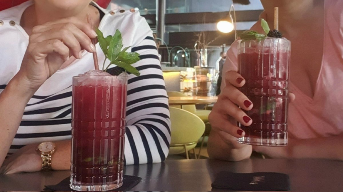 Paz_apalabra's tweet photo. El frontal tras la barra del bar del @circulodebellas debe ser el sueño (o la pesadilla) de un bebedor. Anyway, la composición de botellas es una imagen muy atractiva.
Lilit y yo hemos dejado el "drinking", ja, ja, que si no fallamos respuestas. Los últimos mojitos, sin alcohol. https://t.co/pDjY2SFmbG