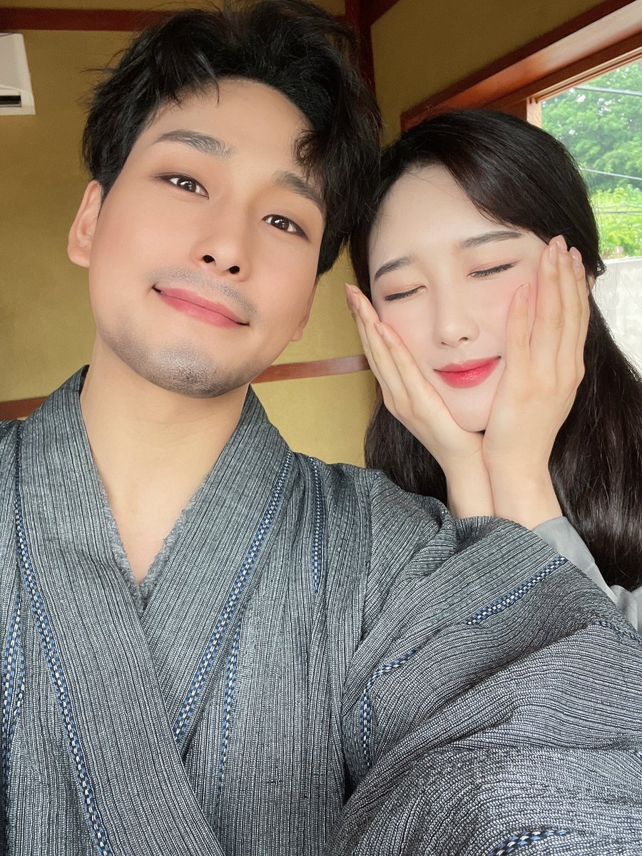 첫 만남에 사진부터 찍었던
어색함 그 자체였던 그 날의 열과 문자