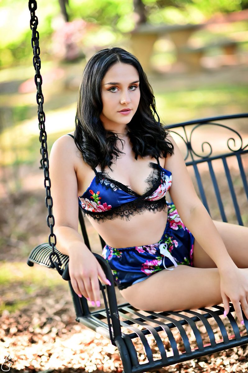 BlackCatModel's tweet photo. Rae looking amazing in the great outdoors…
#blackcatmodeling #beautiful #boudiorphotography #brunette #lingeriemodel #amazingmodel https://t.co/JutHBZmLst