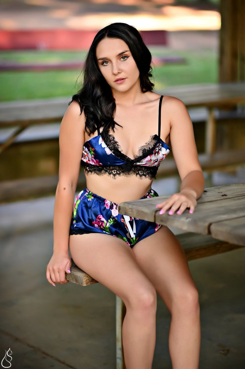 BlackCatModel's tweet photo. Rae looking amazing in the great outdoors…
#blackcatmodeling #beautiful #boudiorphotography #brunette #lingeriemodel #amazingmodel https://t.co/JutHBZmLst