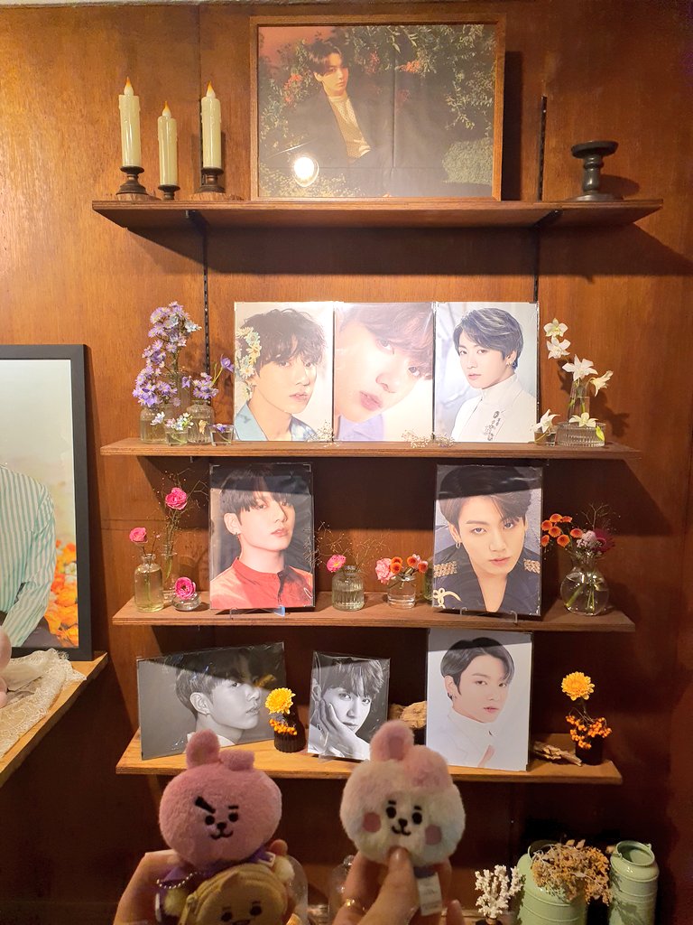 hrjk090118's tweet photo. 여름이랑 정국날 컵홀더 스타트!
정국이랑 포옹도 하고!(하는 척 했어요 오해 노노!)
럭드해서 렌티도 받고!
우리 예쁜 정국이 보면서 행복한 주말 보냈어용💜
예쁘게 꾸며주셔서 감사해요!
햅삐정국데이
@sauce_with_jin
#JK_GOES_ON
#25번째_정국풀데이
#정국생일ㅊㅋ https://t.co/VGG0IbJazo