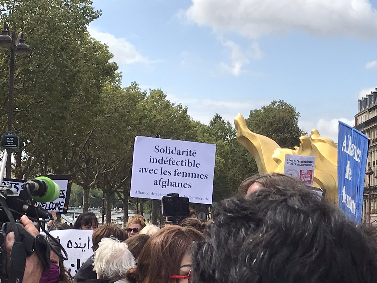 [THREAD] Rassemblement en cours métro Alma-Marceau en solidarité aux femmes #afghanes ✊ pour l’ouverture des frontières et l’accueil inconditionnel de tou.tes les afghan.es dans des conditions dignes !