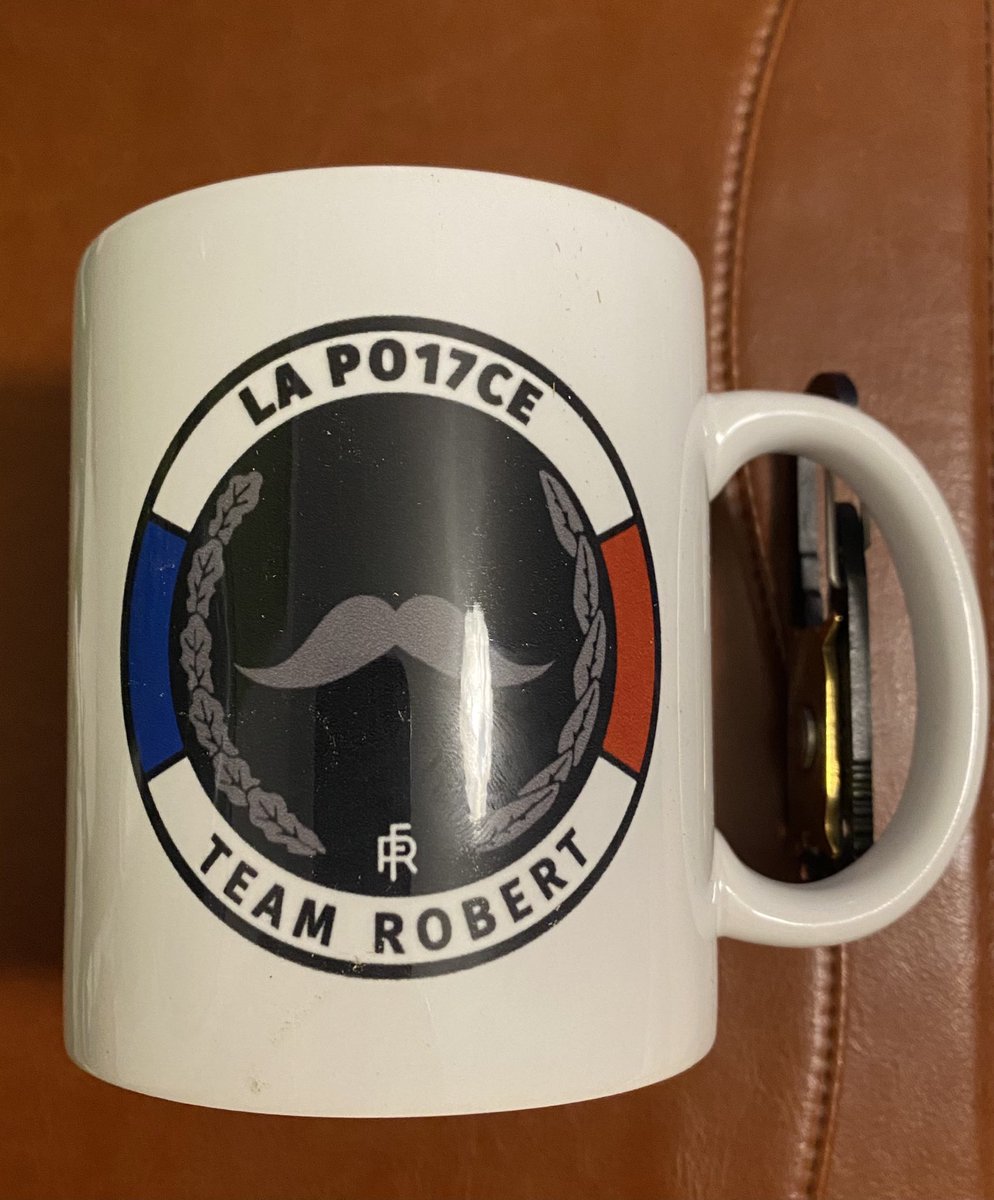 La_Pollice's tweet photo. RT ce tweet plus Follow Robert pour recevoir un lot complet comprenant « un mug, un écusson et un magnet décapsuleur » de la #TeamRobert.
Les fidèles historiques de ce compte peuvent également participer.
Tirage au sort au 50000ème abonné https://t.co/wEQ5G0Y4pw