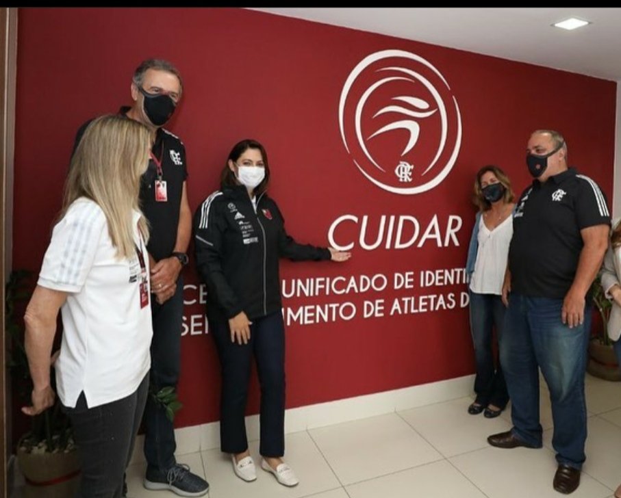 PabloMCRF's tweet photo. Ontem a primeira dama, Michelle Bolsonaro esteve presente na Gávea para conhecer de perto o "Projeto Cuidar" e de quebra recebeu alguns mimos como o novo Manto 3 e uma bolsa.
#Flemengo #Gavea #ProjetoCuidar https://t.co/TA3jGq5Cuc