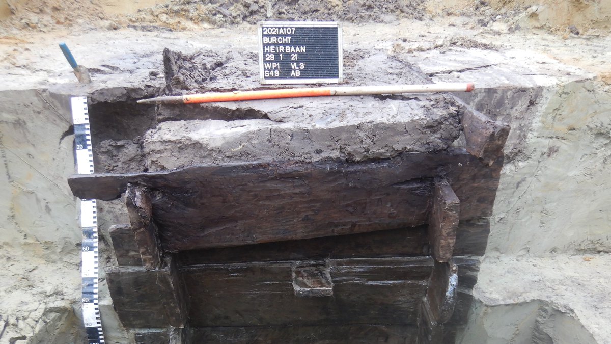 AllArcheo's tweet photo. Begin februari legden we de laatste hand aan een opgraving in Burcht. Daar troffen we twee Romeinse gebouwplattegronden, twee waterputten, een houtskoolmeiler en nog een heleboel andere sporen aan. https://t.co/UOvL2aWe6y #allarcheo #archeologie https://t.co/Da6U6Rq5LG