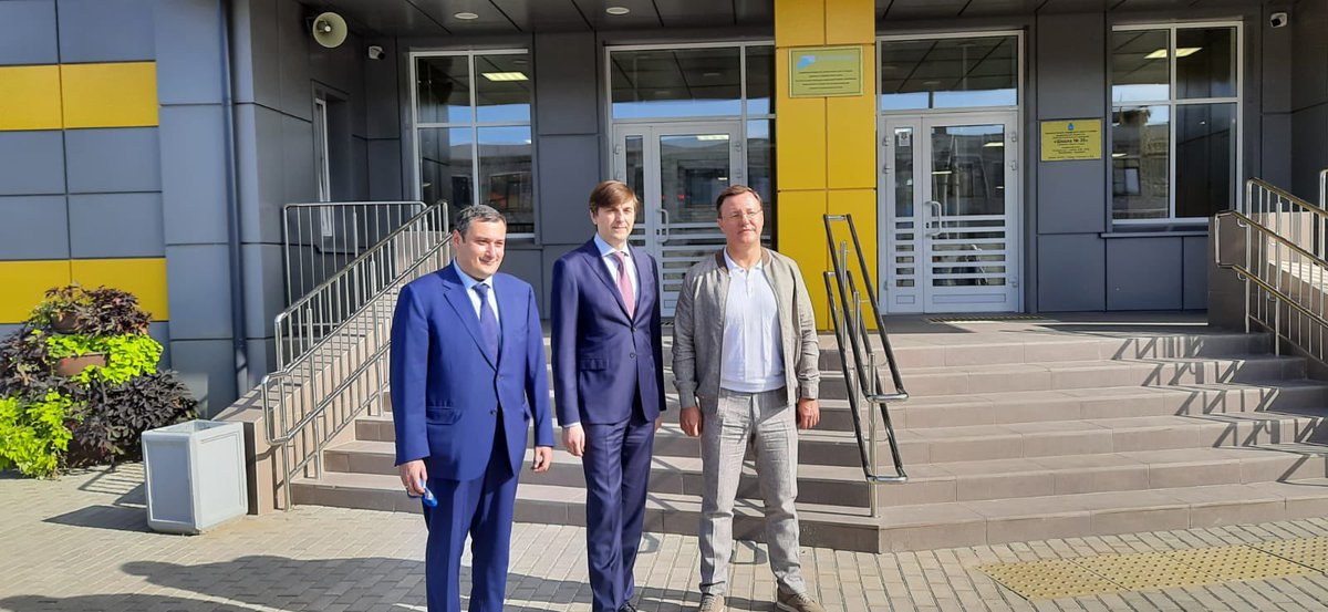 Сегодня министр просвещения С.Кравцов в ходе осмотра новой школы на 5-й просеке твердо пообещал: в Октябрьском районе Самаре будет построено еще, как минимум, две новых школы! Для жителей района - это наиважнейший вопрос, который, верю, теперь сдвинется с места. Ура!