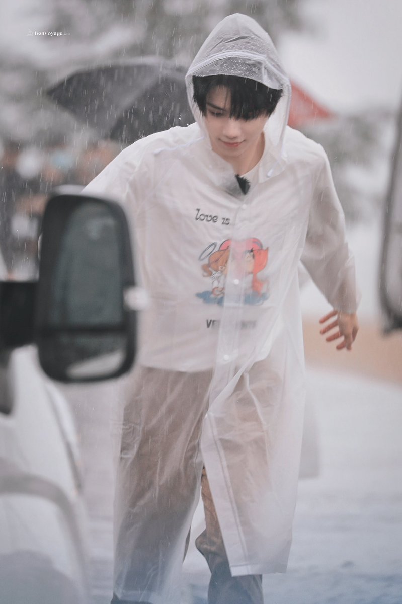 crushonyizhou's tweet photo. ซีนพระเอกซีรีส์มาก น่ารักกกกกก ☔️ https://t.co/4guez4UoZV