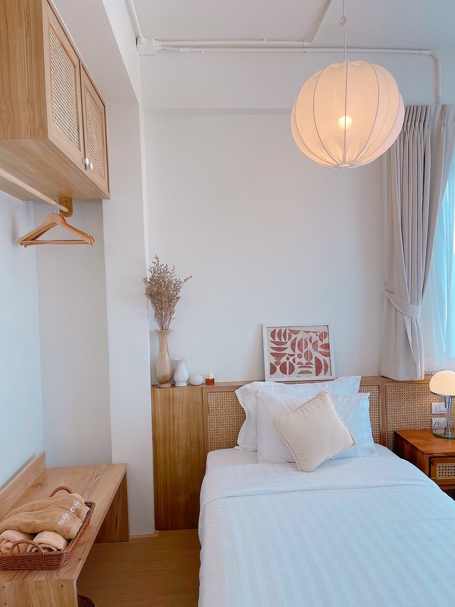 muanhotel's tweet photo. 📢ใหม่ !! ห้องช้างม่อย ทวินรูม @โรงแรมม่วน เชียงใหม่ 
✨ ตกแต่งสไตล์มินิมอลสุด หน้าต่างกลมวิวเมือง มุมถ่ายรูปเพียบบ :) 
- ราคาปกติ 2190 ลดพิเศษเหลือ 990 บาท
- พิกัด ใกล้ประตูท่าแพ 1 นาที / ถนนช้างม่อย
สอบถามข้อมูลทักเลย ☞ https://t.co/zVbMzXdXvq
#ที่พักเชียงใหม่ @Review_Thailand https://t.co/MNF2djBvNi
