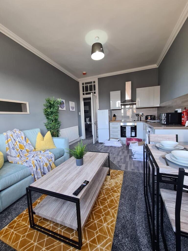 Utilising an open plan living room-kitchen can benefit a property 🤩

1️⃣ It can open up the space of a small property, making the most of what a property has to offer

2️⃣ By combining the 2 areas into open plan you can integrate communal areas, a great thing for families