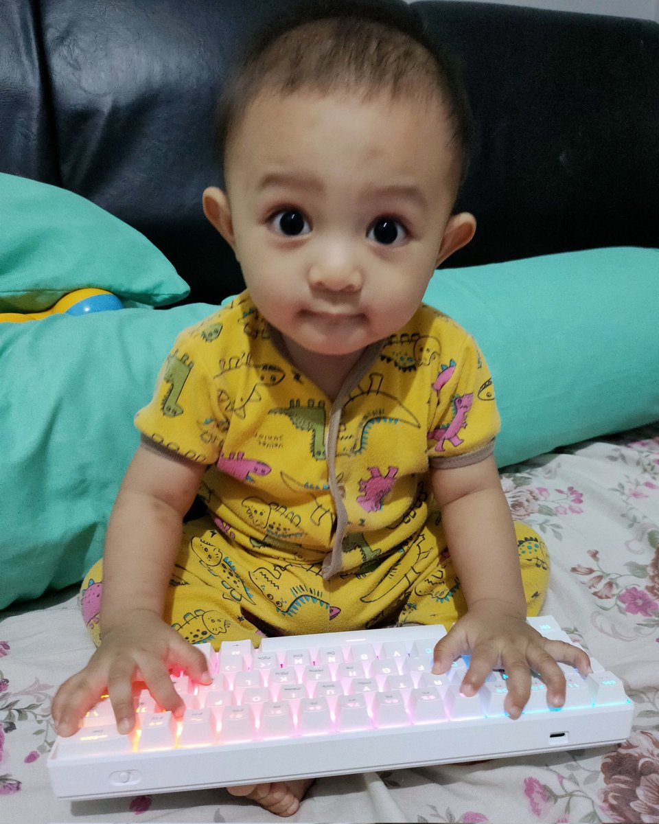 zikirjunapa's tweet photo. ❎ Ajarin bayi bicara
❎ Ajarin bayi merangkak
✅ Ajarin bayi mengetik 10 jari https://t.co/rbKZGztf8I