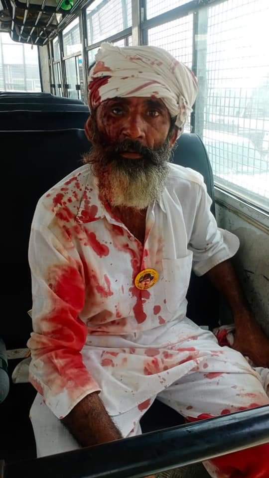 एक तरफ राजा उससे हाथ मिला रहा है जो भारत का कृषि उद्योग और बाजार अपने कब्जे मे लेने के लिए बेताब है और दूसरी तरफ वो किसान है जो अपने उपर हो रहे अन्याय के खिलाफ आवाज उठाते हुए अपना खून बहा रहा है। राजा किसके साथ है और क्यु कृषि कानून रद्द नही कर रहा ये साफ है 
#किसान_विरोधी_खट्टर