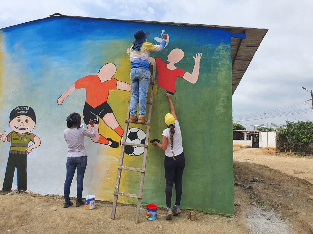Larry_vite's tweet photo. NUEVO SANTA ROSA #LAalborada 2 #LAcasaComunal #ListaParaEntregar 🙂
Seguimos Adecentando la casa comunal de la ciudadela #LaAlborada 2 para su entrega , se culminó con el personal del proyecto ETI de la Municipalidad realiza un hermoso mural para embellecer la fachada y https://t.co/jrjeu6j9JE