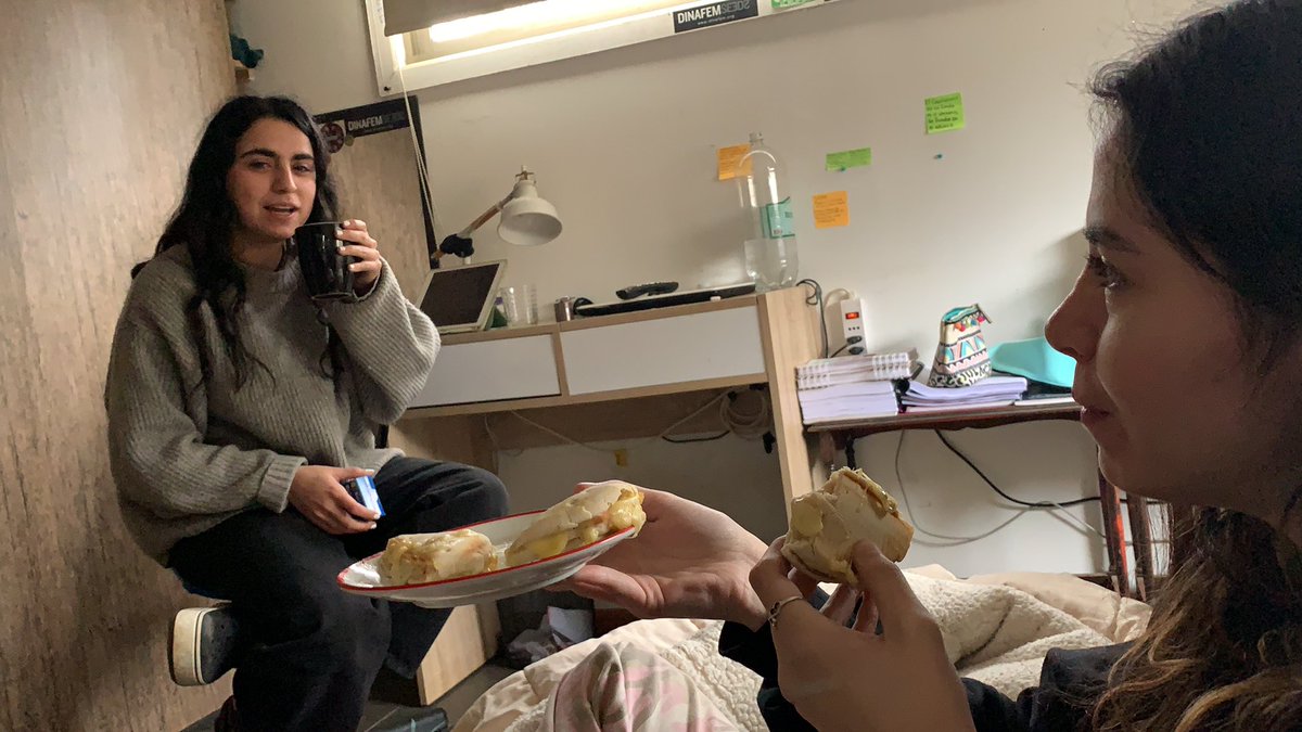 Magdaa5_'s tweet photo. #t13sindespertador comiendo pan en #talquipen con las niñas https://t.co/V7ojJlwHkh
