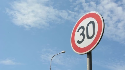 ShavWillRopePol's tweet photo. Local officers were at Rope Lane with the speed camera, sadly not everyone was sticking to the limit, 10 people will be hearing off us soon, the speeds ranged from 35 - 41, those extra miles over the limit make stopping distances longer #shavington #localofficers #slowdown #30mph https://t.co/Lrl0nB1D7M