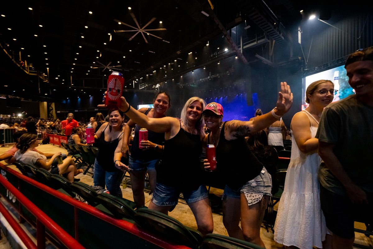 Freedom_Pav's tweet photo. Feels good to be country again 🤠🎸
Another epic Friday night with @ThomasRhett, @coleswindell  &amp; @GabbyBarrett_ 

📸: Snapkatz Photography https://t.co/tbNXpPagNZ