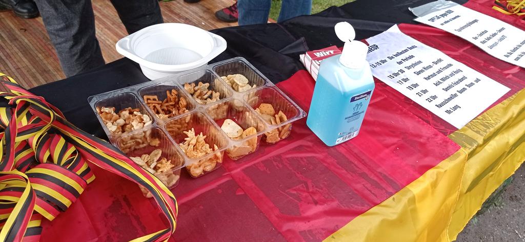 PARTEI_DD's tweet photo. Kotzen, Saufen, Fressen - Auch kulinarisch versorgt der Deutschlandrummel.
Rudolf-Leonhard-Straße 61
#dd2808 #Dresden #Hechtfest #GermanY #btw2021 #btw21 https://t.co/oRvm21Hstj