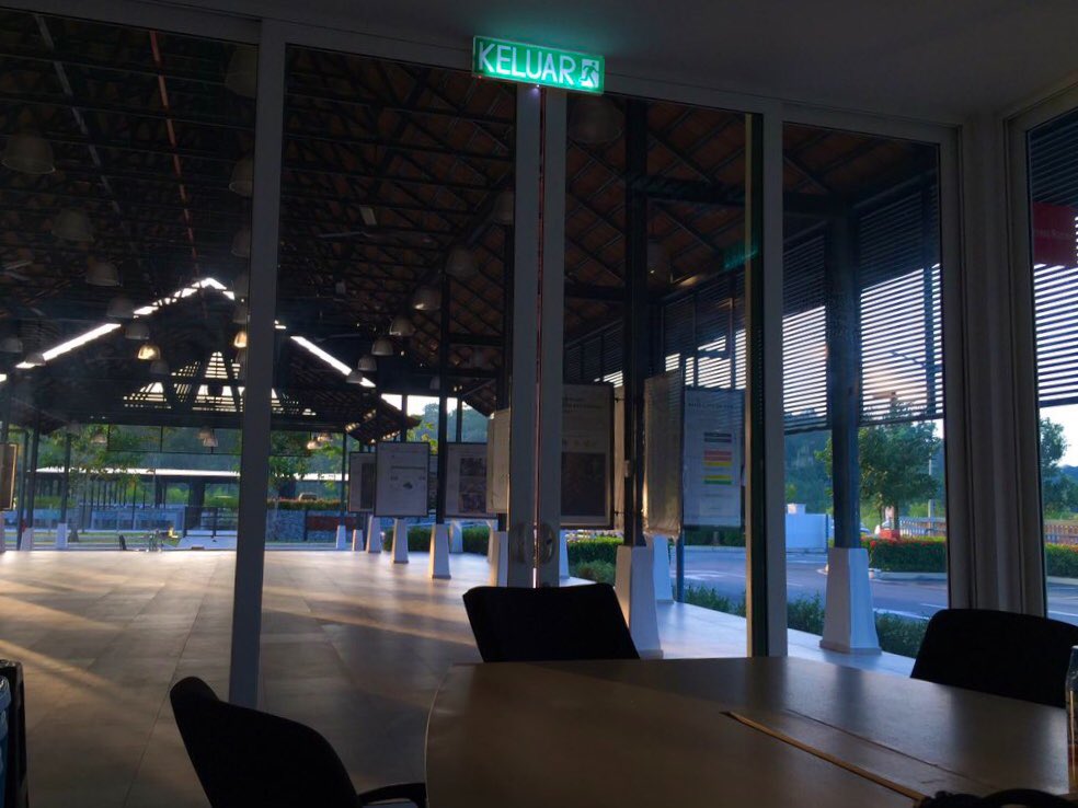 lucy_cfc's tweet photo. because why not when you can Lorento everything and make it looks dreamy ✨ 

“With that view? I can sit here and work all day” 🌱 https://t.co/wsHLBJz47z