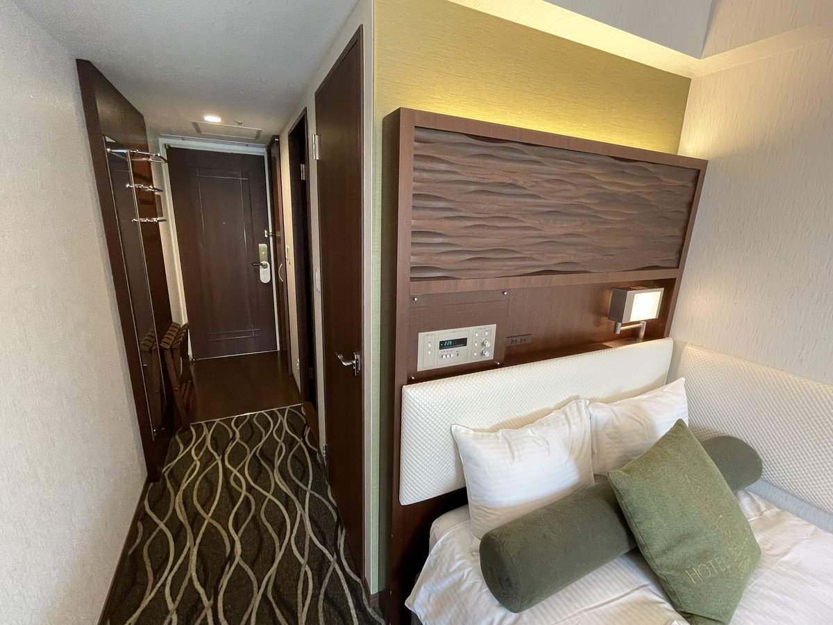 ウォーリー ホテルベルクラシック東京 シングルルーム まあウェディングスホテルとして知られてる方ですが普通に泊まる分にも大変良いところ 内装これ非常に好きですね バストイレ別ですがシングルとセミダブルは 洗い場 までは存在しない構成だっての