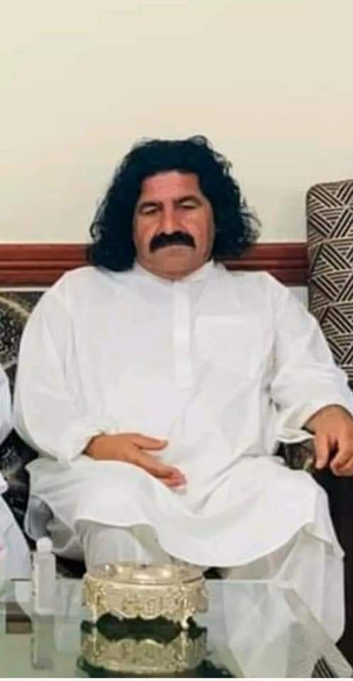Saniatoorpikai's tweet photo. ایک بڑی تاریخ قاٸم کیجاٸیگی اور وہ تاریخ لعنتیں برسارہاہوگا ان ظالموں پر اور اسمیں لکھا جاۓ گا کہ ایک منتخب ایم این اے علی وزیر جیسے حق پرست لیڈر کو بے گناہ جیل میں رکھا گیا تھا اور ایک اور بیشرمی بھی لکھی جاٸیگی وہ یہ ہیکہ تمام عدالتیں تمام ججز باجوہ کے سامنے سرینڈر ہوچکے تھے https://t.co/IVxDgBfKb0