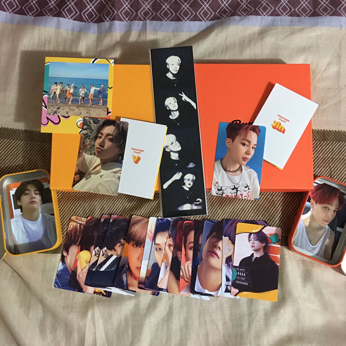 tahoely's tweet photo. AAAAAAA I LOVE MY PULLS!!! and its confirmed, i’m a park jimin magnet <3 thank you @seoultown4u !! LOVE LOVE LOVE THE FREEBIES 💜 https://t.co/763oSR8PG8