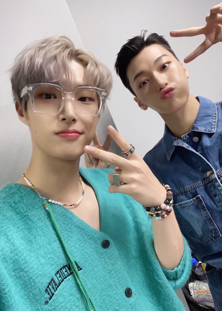 csanshine's tweet photo. GWS BGT GUE MINSAN SELCA AKAKAKAKAKFJDJD https://t.co/mfPD7yAwiX