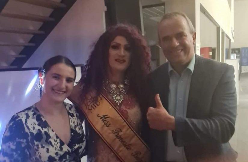 BennyFarezijn's tweet photo. Samen op de foto met Miss Thalia - Frédéric Coosemans - de huidige Miss Travestie 2019 na een mooie show op de ploegvoorstelling van SV Blauw-Wit Temse. https://t.co/3jyC8sCS9K