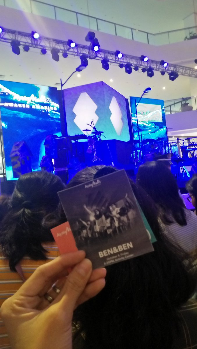 chinroque_'s tweet photo. Salamat, Mahal ! 🥺🥺💖💙💛
@miguelbenjamin_ @pochbarretto_
@PaoloBenjamin_ @patlasaten @agnesreoma @tonimoons @andrewdepano @keifrrr and Jam 

LS Tour Ayala Malls Mnl Bay 💙💛

PEBBLE HOUSE VOLUME 1: KUWADERNO
#WelcomeToPebbleHouse 
#BenAndBenALBUM2
@BenAndBenMusic https://t.co/tg2AlQXvse