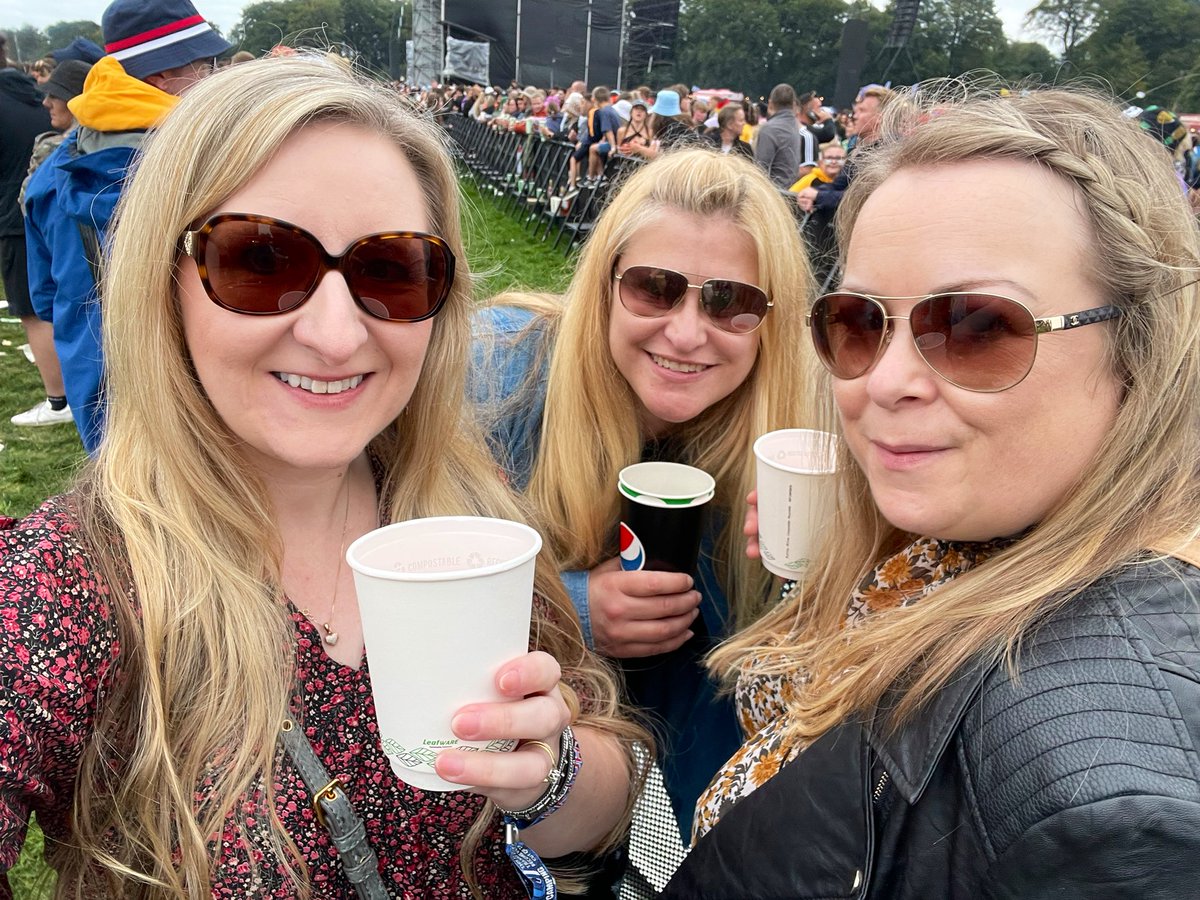 Awesome Friday at #LeedsFestival #LiamGallagher was epic! Loved #GerryCinnamon & #theblossoms too. Thanks ladies for another great day @DeidreBLou @jobleeds28 😎🍺🎶🍷💖