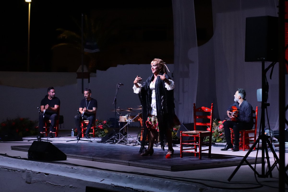 🔴 Ayer en la despedida de las #Galas #Flamencas en Sanlúcar de Barrameda, <a href="/NaikePonce/">Naike Ponce</a> deslumbró con la percusión, las palmas y la guitarra en el Teatro Municipal de Verano de la ciudad de la manzanilla. 
🌟¡Agradecimientos a los artistas! 💃🏽
#Makingculturasegura #culturaflamenca