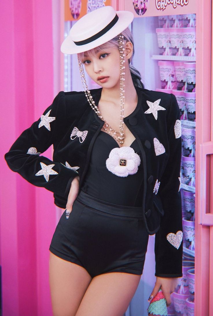 ara_ar4_'s tweet photo. El primer aniversario de la más icónica colaboración de todas. 
Ice cream
#icecream #LISAISHERE #SELPINK
#Blackpink #SelenaGomez https://t.co/osgtQUMh6l