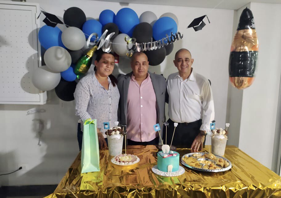LOchoaTobon's tweet photo. ¡Que gran orgullo y alegría! Ver a mi hermano Oscar Ochoa Tobon, quien después de muchos años obtiene el título honorífico de Odontólogo. Hoy nuestra familia se honra de este gran logro y nos queda la gran enseñanza que nunca es tarde para construir los sueños. ¡Felicitaciones! https://t.co/0ht3oT4owt