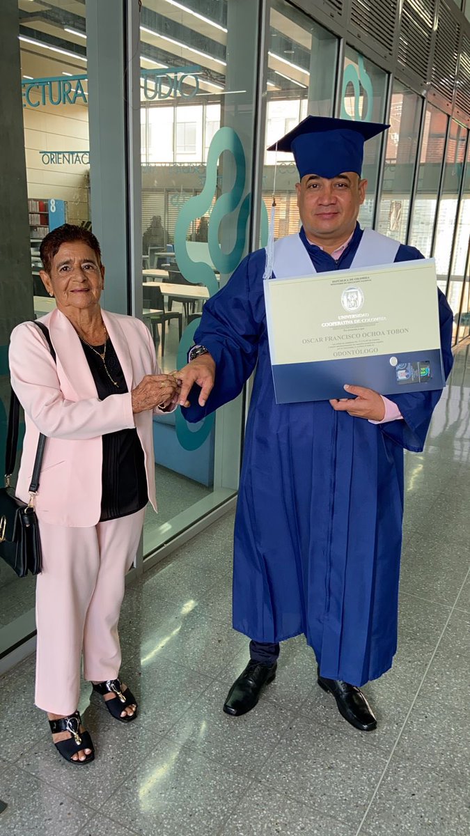 LOchoaTobon's tweet photo. ¡Que gran orgullo y alegría! Ver a mi hermano Oscar Ochoa Tobon, quien después de muchos años obtiene el título honorífico de Odontólogo. Hoy nuestra familia se honra de este gran logro y nos queda la gran enseñanza que nunca es tarde para construir los sueños. ¡Felicitaciones! https://t.co/0ht3oT4owt