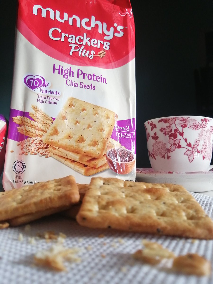 NIKMATI MUNCHY'S CRACKERS PLUS DENGAN  KHASIAT 10 NUTRIEN.
 Ada Vitamin A,B1, C, B6, B9, Calcium, Iron, Zinc, Selenium, Copper.
3 variasi baru, Bebas kolesterol, Bebas lemak Trans, Multivitamin &amp; minerals. #munchyscrackersplus #10nutrients