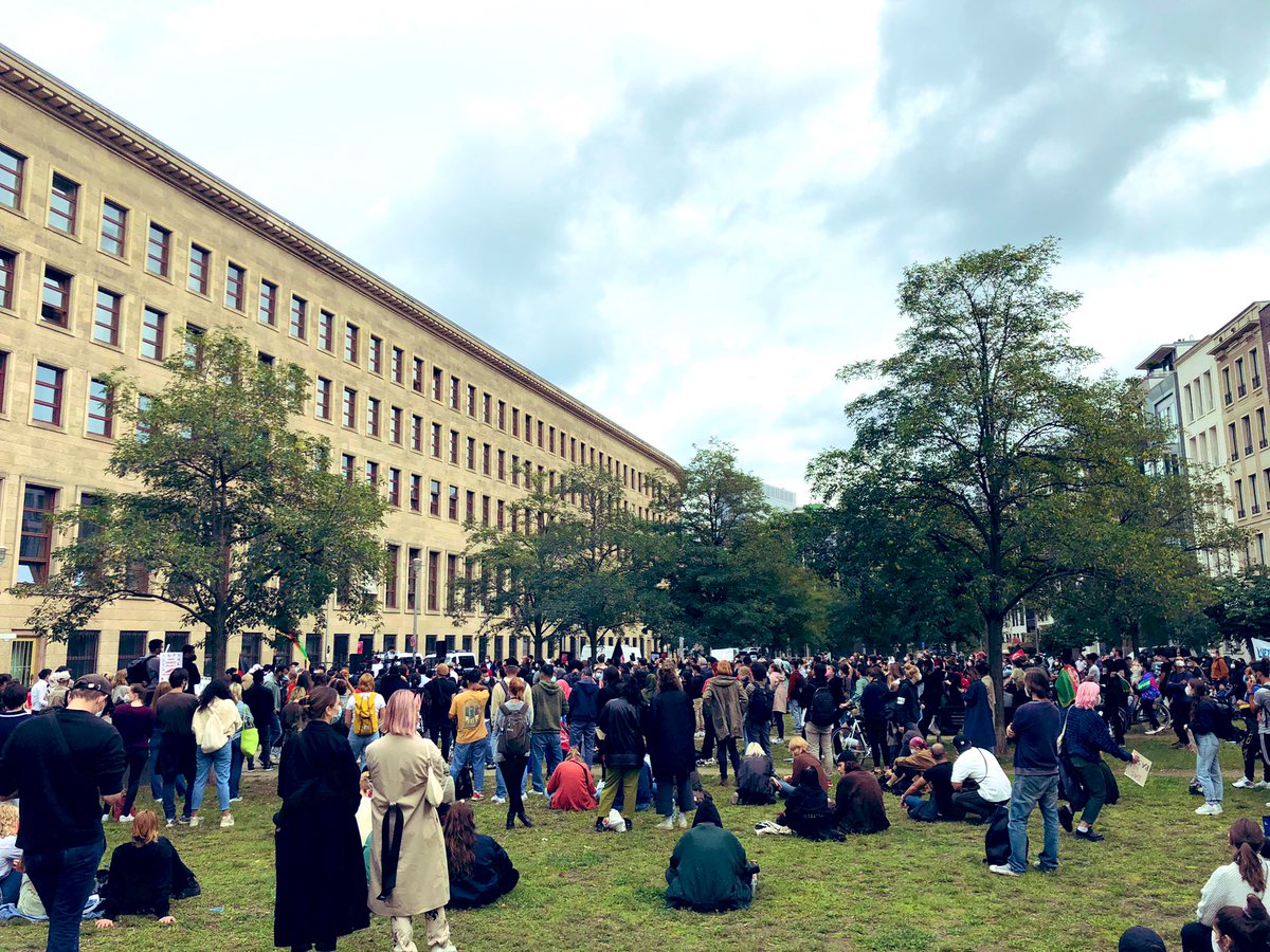 Zahlreiche Menschen vor dem @AuswaertigesAmt in #berlin 

@fluchtlingsratB @YaarBerlin @SeebrueckeB und viele andere fordern die sofortige Evakuierung aller gefährdeter Personen aus #afghanistan #evacuatenow #berlinforafghanistan