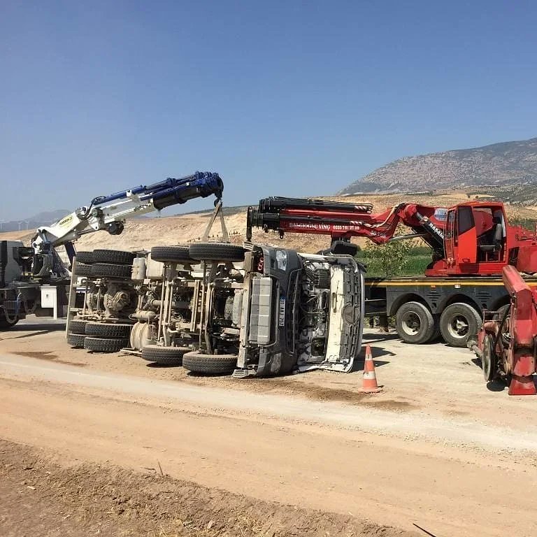 Hatay’ın Kırıkhan ilçesi Topboğazı mevkiinde meydana gelen trafik kazasında beton mikseri devrildi.Sürücüsü kazayı hafif yaralı olarak atlattı.

Kaza yerine gelen çekici ile yan yatan mikser bulunduğu yerden kaldırıldı.
#hatay #haber #iskenderun